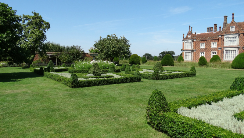 co-durham-helmingham-gardens-075